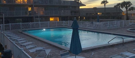 Una piscina al aire libre, una piscina climatizada