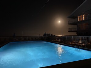 Una piscina al aire libre, una piscina climatizada