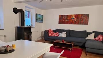 Smart-TV, Kamin, Stereoanlage