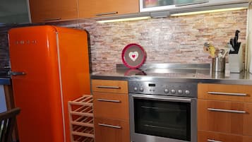 Kühlschrank, Mikrowelle, Ofen, Herdplatte