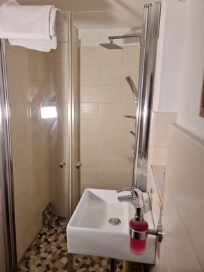 Shower, towels, soap, shampoo - Most beautiful location on the Rhine in the immediate vicinity of the city cozy house with fireplace (Köln)