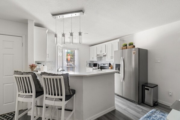 Fridge, microwave, oven, stovetop - Modern 3 Bedrooms Home Just 5 minutes to Deep Ellum (Dallas)