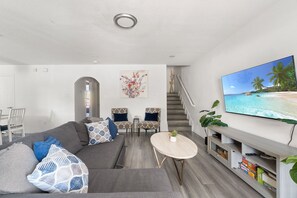 TV, books - Modern 3 Bedrooms Home Just 5 minutes to Deep Ellum (Dallas)