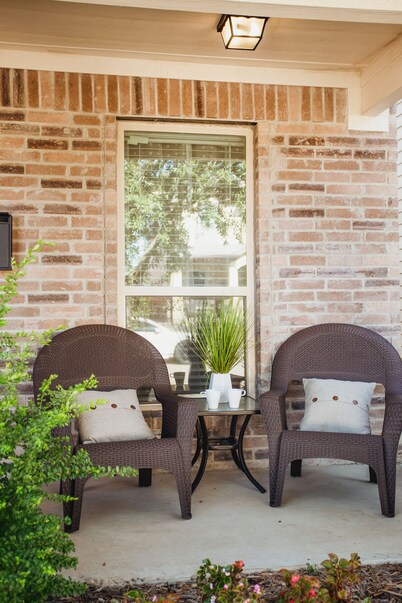 Modern 3 Bedrooms Home Just 5 minutes to Deep Ellum