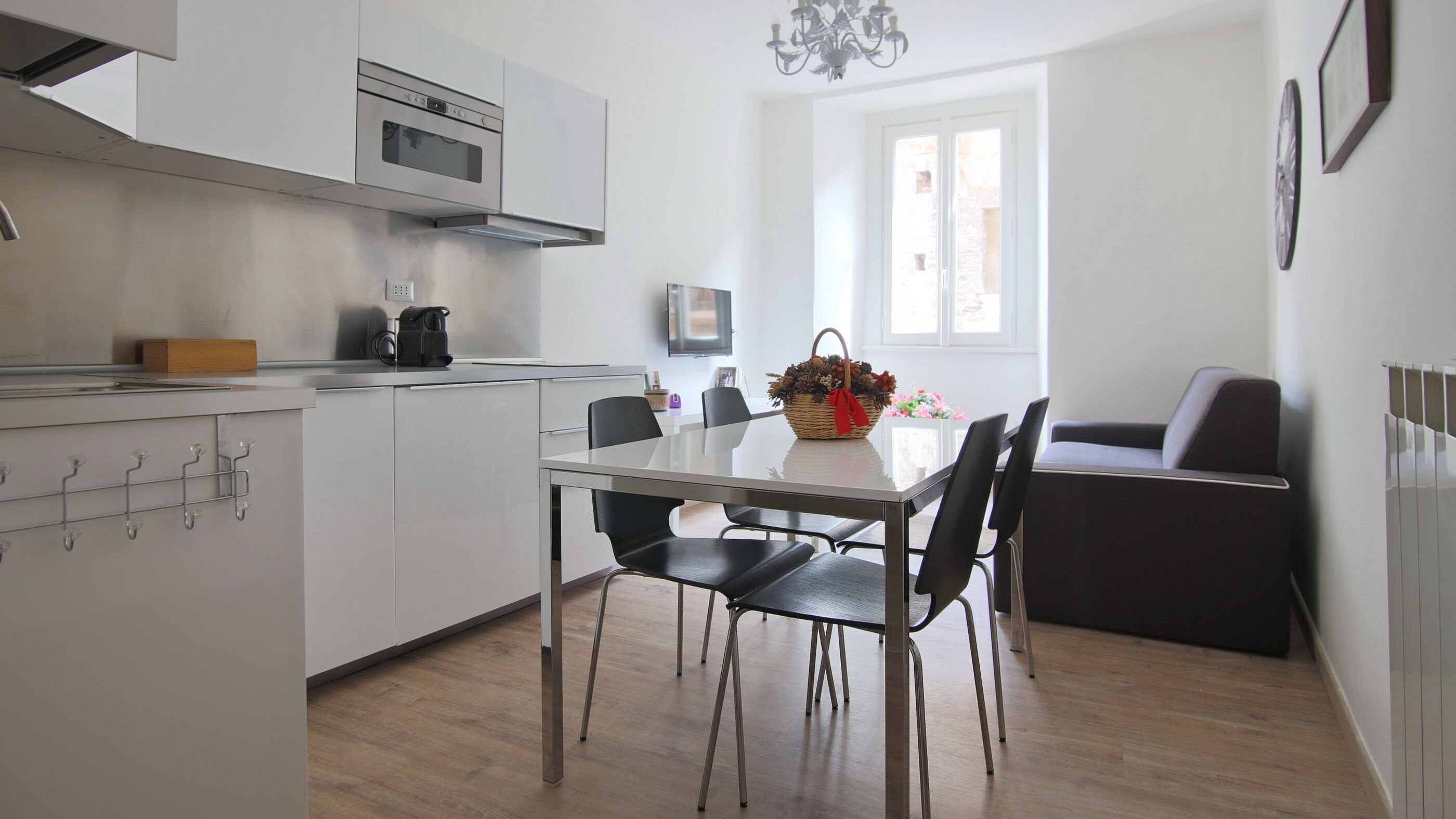 Căn hộ (2 Bedrooms) | Bếp nhỏ riêng | Tủ lạnh, lò vi sóng, dụng cụ pha cà phê/trà, ấm điện 