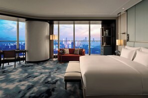 Kamer, 1 kingsize bed, uitzicht op de stad | Donsdekens, een minibar, een kluis op de kamer, een bureau