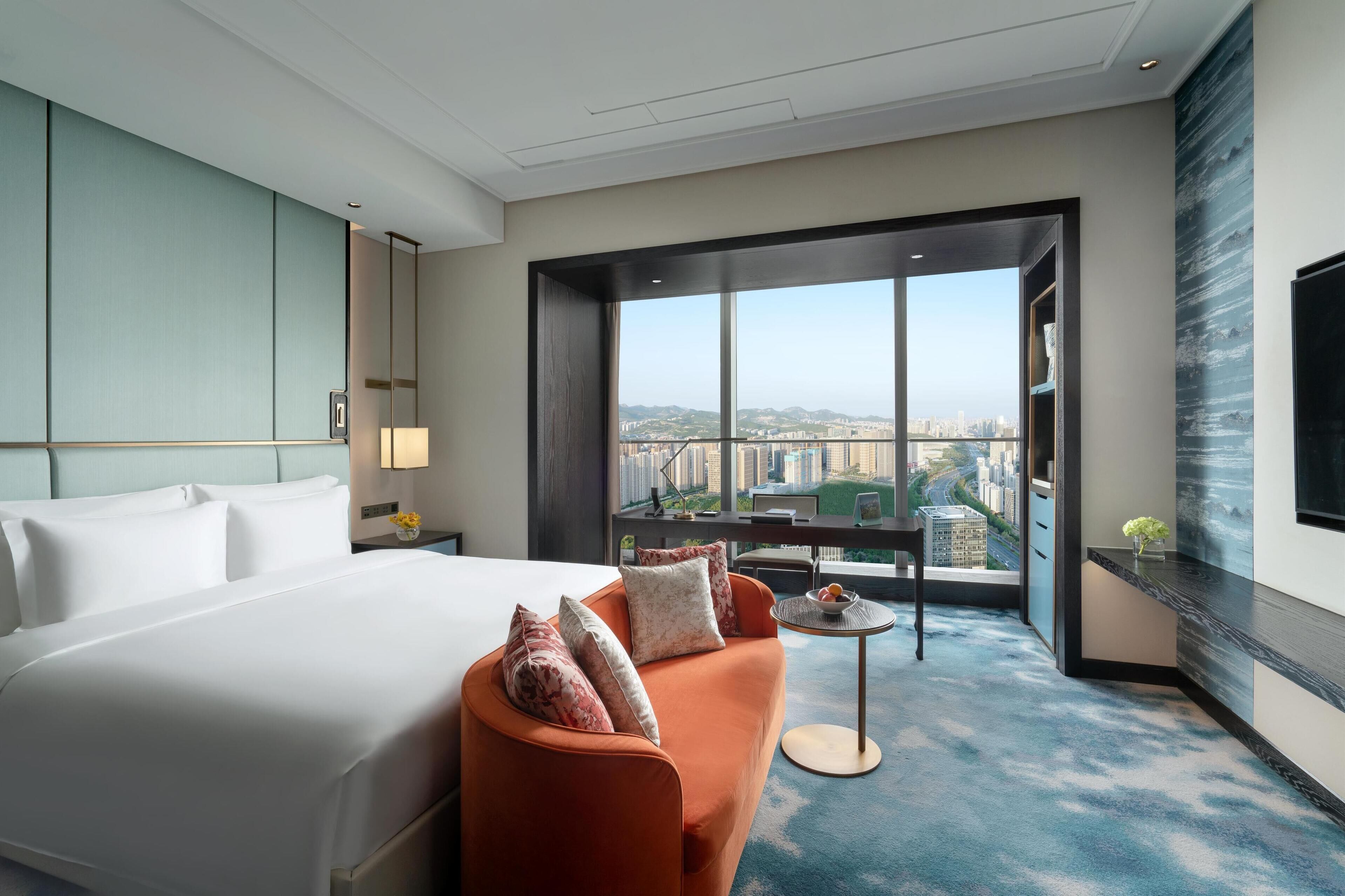 Cubrecamas, minibar, caja de seguridad en la habitación y escritorio 