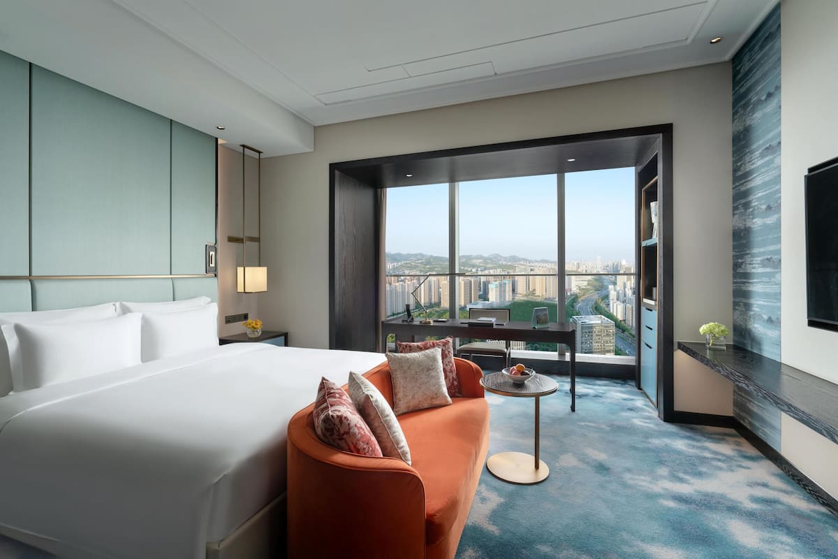 Cubrecamas, minibar, caja de seguridad en la habitación y escritorio