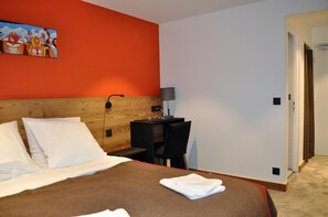 Comfort tweepersoonskamer | Een kluis op de kamer, individueel gedecoreerd, individueel gemeubileerd