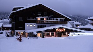 Front of property – evening/night - Hôtel de la Grande Lanière (Les Gets)