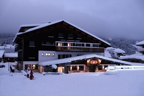 Voorkant accommodatie - avond/nacht