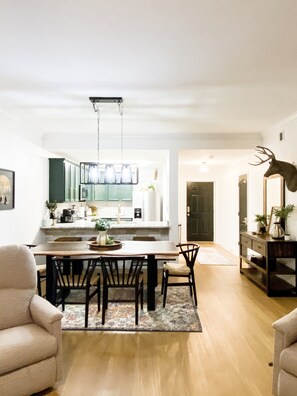 Dining - Updated 3bed/2bath-1st floor condo- Walking distance to the Parkway. (Pigeon Forge)