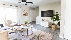 Studio (2 Bedrooms) | Khu phòng khách