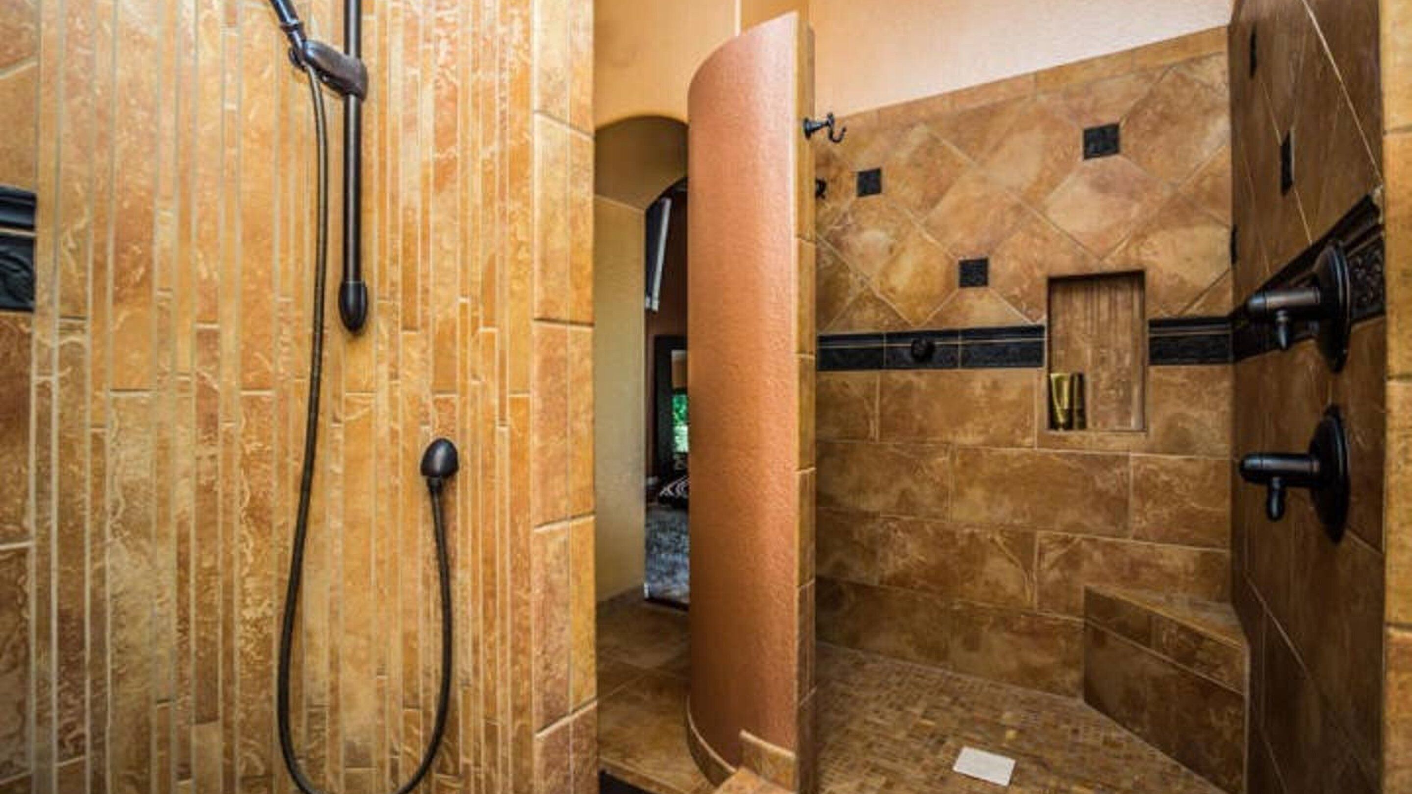 Studio (5 Bedrooms) | Bathroom | Soap, shampoo, toilet paper