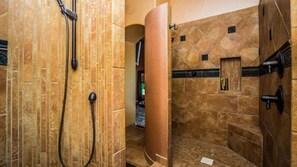 สตูดิโอ (5 Bedrooms) | ห้องน้ำ | สบู่, ยาสระผม,  กระดาษชำระ