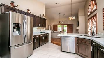 Studio (5 Bedrooms) | Private kitchen | Fridge, microwave, oven, blender