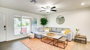 Studio (4 Bedrooms) | Living area