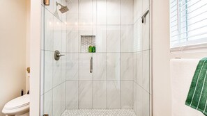 Studio (4 Bedrooms) | Bathroom | Towels, soap, shampoo