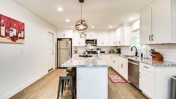 Studio (4 Bedrooms) | Private kitchen | Fridge, microwave, oven, toaster