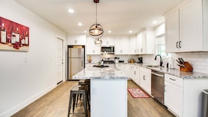 Studio (4 Bedrooms) | Private kitchen