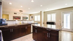 Studio (5 Bedrooms) | Private kitchen