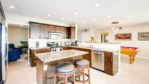 Studio (5 Bedrooms) | Eget kjøkken | Kjøleskap, mikrobølgeovn, ovn og brødrister