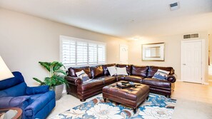 Studio (5 Bedrooms) | Oppholdsområde | En 50-tommers TV med kabel-kanaler