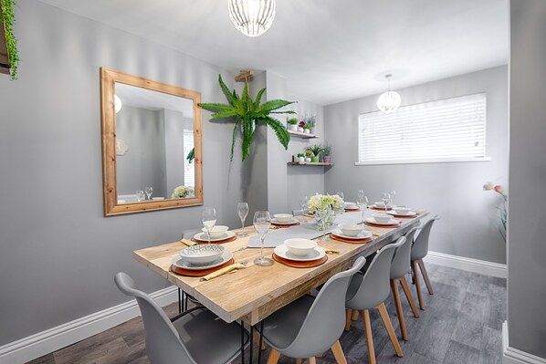 House | In-room dining - Book now Swansea city centre (Swansea)