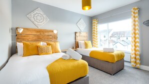 House | 4 bedrooms, cribs (free), WiFi (free)