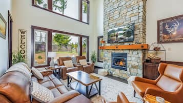 TV connectée, cheminée, baby-foot, table de tennis de table