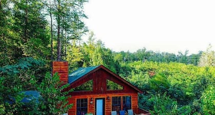 Secluded Cabin Near Smoky Mountains. Hot Tub! Honeymoon! ❤️