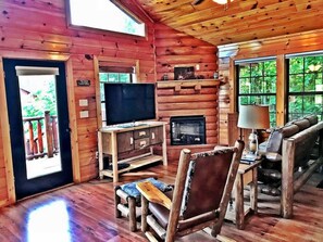TV, fireplace, foosball, offices - Secluded Cabin Near Smoky Mountains. Hot Tub! Honeymoon! ❤️ (Sevierville)