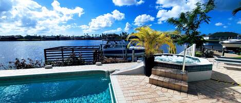 Een buitenzwembad en een verwarmd zwembad