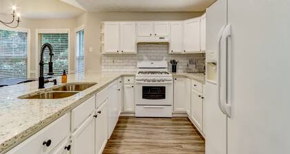 ★Lawrenceville, NO stairs, 4br, sleeps 11!★