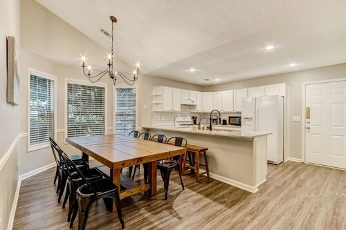 ★Lawrenceville, NO stairs, 4br, sleeps 11!★