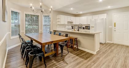 ★Lawrenceville, NO stairs, 4br, sleeps 11!★