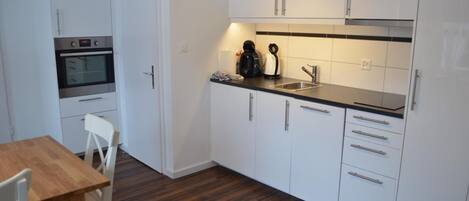 Kühlschrank, Ofen, Geschirrspüler, Wasserkocher mit Kaffee-/Teezubehör