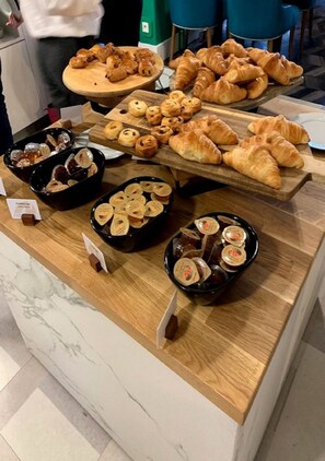 Free daily buffet breakfast  - Aalborg Hotel (Les Deux Alpes)