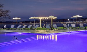 Outdoor pool - Doubletree by Hilton Hot Springs (Hot Springs)
