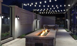 Outdoor dining - Doubletree by Hilton Hot Springs (Hot Springs)