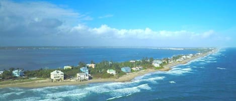 Playa en los alrededores, camastros y toallas de playa