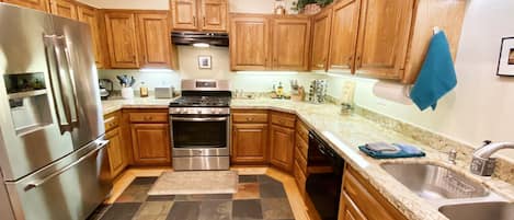 Refrigerador, microondas, horno y parrilla de estufa