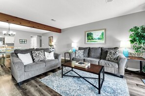 Een smart-tv en een open haard