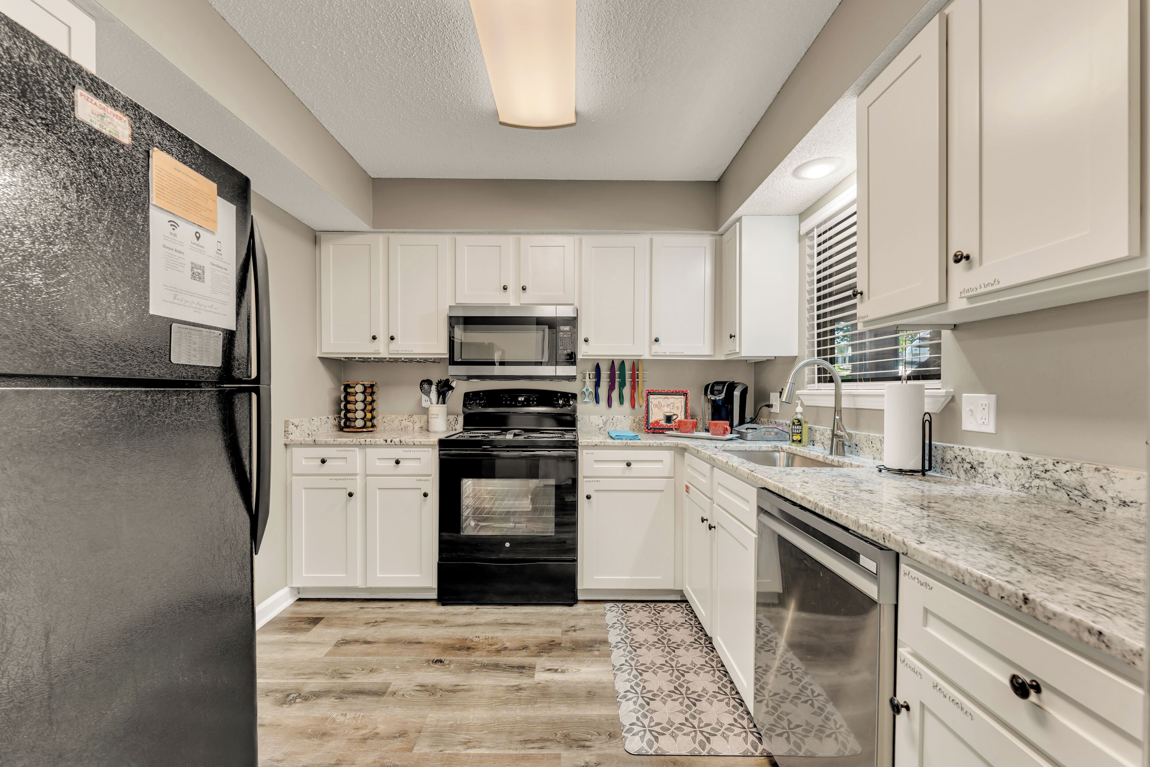 Køleskab, mikrobølgeovn, ovn, kogeplade