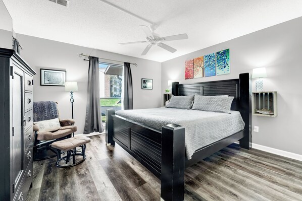 2 dormitoris, planxa i posts de planxar i un bressol de viatge 