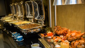 Un buffet proposant divers plats et accompagnements.