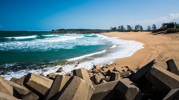 Nära stranden och vit sandstrand