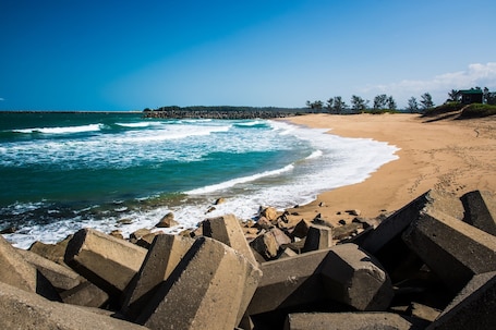 Una playa cerca, arena blanca