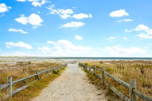 Perto da praia, espreguiçadeiras, toalhas de praia 