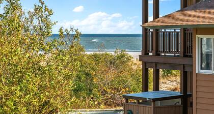 Steps from the pristine Gardens beach. A rare find. Welcome to The Seagate.